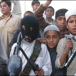 <BLINK>¡Los niños no deben aprender la guerra!</BLINK>