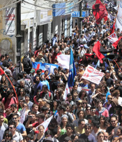 Estudiantes confrontan a medios «chupamedias» del sistema