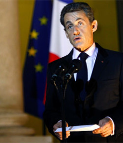 Sarkozy manifestando que las cabezas de la bestia están en desacuerdo