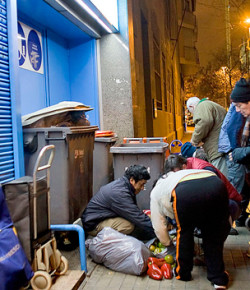 Madrid: Aumenta día a día la cantidad de personas que buscan comida entre la basura