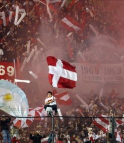 Mujer «hincha» y «explosiva»… (el poder enloquecedor de la idolatría futbolística)