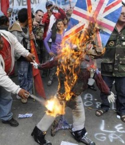 Inglaterra lamentó el ataque de Quebracho a su embajada en Buenos Aires