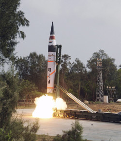 India comienza a correr tras el poder de la serpiente antigua