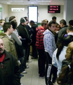 España continúa en su descenso: los parados se multiplican por cuatro
