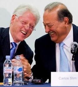 Bill Clinton, un miembro de la élite premiando a un gerente del sistema opresor