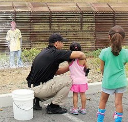 ENSEÑAN A NIÑOS A DISPARAR A INMIGRANTES