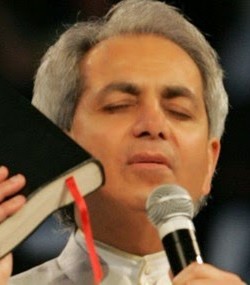 Benny Hinn y su Nueva Dimensión de Favor Divino al modesto valor de 1.000 dólares.