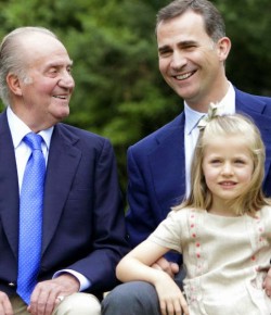 El Rey Juan Carlos renunció al trono de España en favor de su hijo Felipe y de lo establecido por el Club Bilderberg