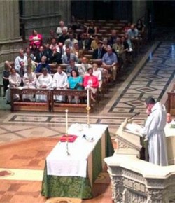 Sacerdote transexual hace historia al presidir misa en Estados Unidos