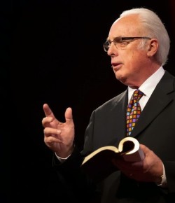 «Las iglesias que están a favor del matrimonio gay son de Satanás», dijo John MacArthur