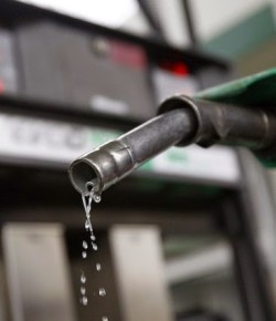 PASTOR CARISMÁTICO CHIFLADO DA DE BEBER «GASOLINA UNGIDA» A MIEMBROS DE SU IGLESIA (VIDEO)