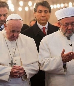 El Papa Francisco en su carrera por la formación del Chrislam… rezó descalzo y en silencio reconociendo a Alá como único Dios y a Mahoma como su profeta