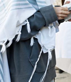Proyectándome Al Mundo con Compromiso y Propósito (los Tzitzit y el Talit)