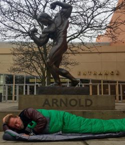 El Día en que Arnold Schwarzenegger tuvo que Dormir en la Calle…