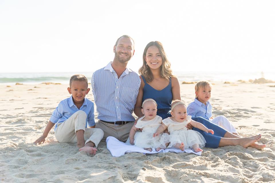 Nick Vujicic y su esposa Kanae Miyahara con sus cuatro hijos.