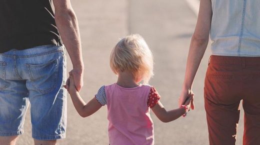 Escuelas de Francia: Ya no se dirá “Mamá y Papá” para no ofender a niños con padres del mismo sexo