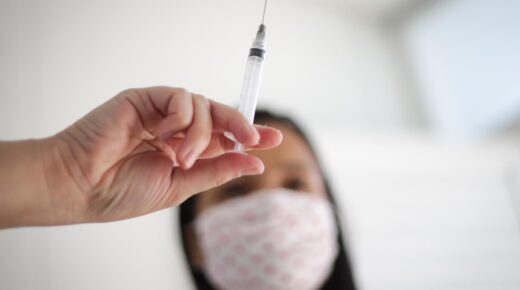 DEBATE CIENTÍFICO: Expertos de la FDA con mirada escéptica ante la necesidad de una tercera dosis de la vacuna Covid-19