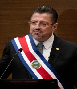 «No voy a firmar algo que atente contra nuestra niñez» Presidente de Costa Rica oponiéndose a la Agenda del dragón escarlata